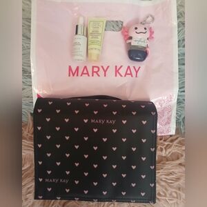 NWT Mary Kay Bath And Body Works Bundle PLUS FREE MAKEUP BAG!!